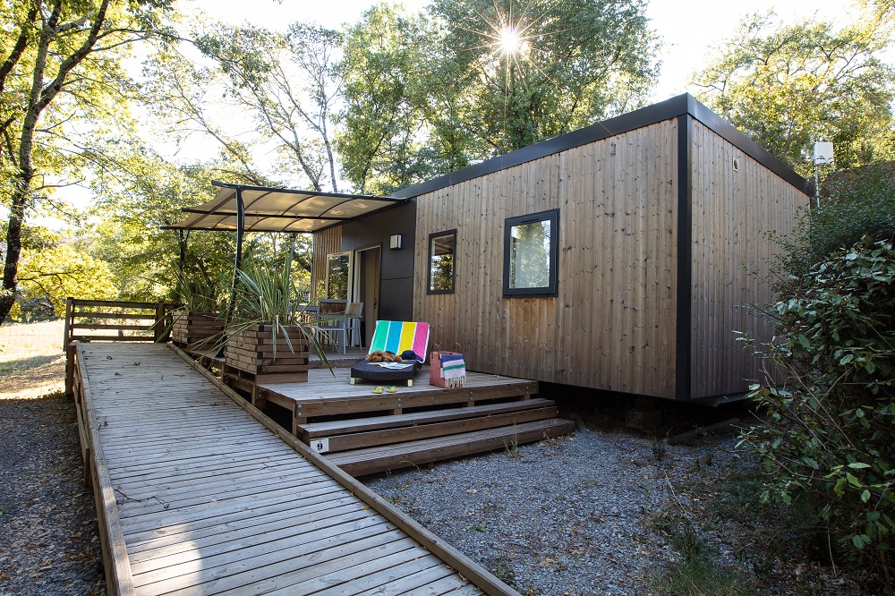 mobil-home à l’ombre des chênes centenaires du camping
